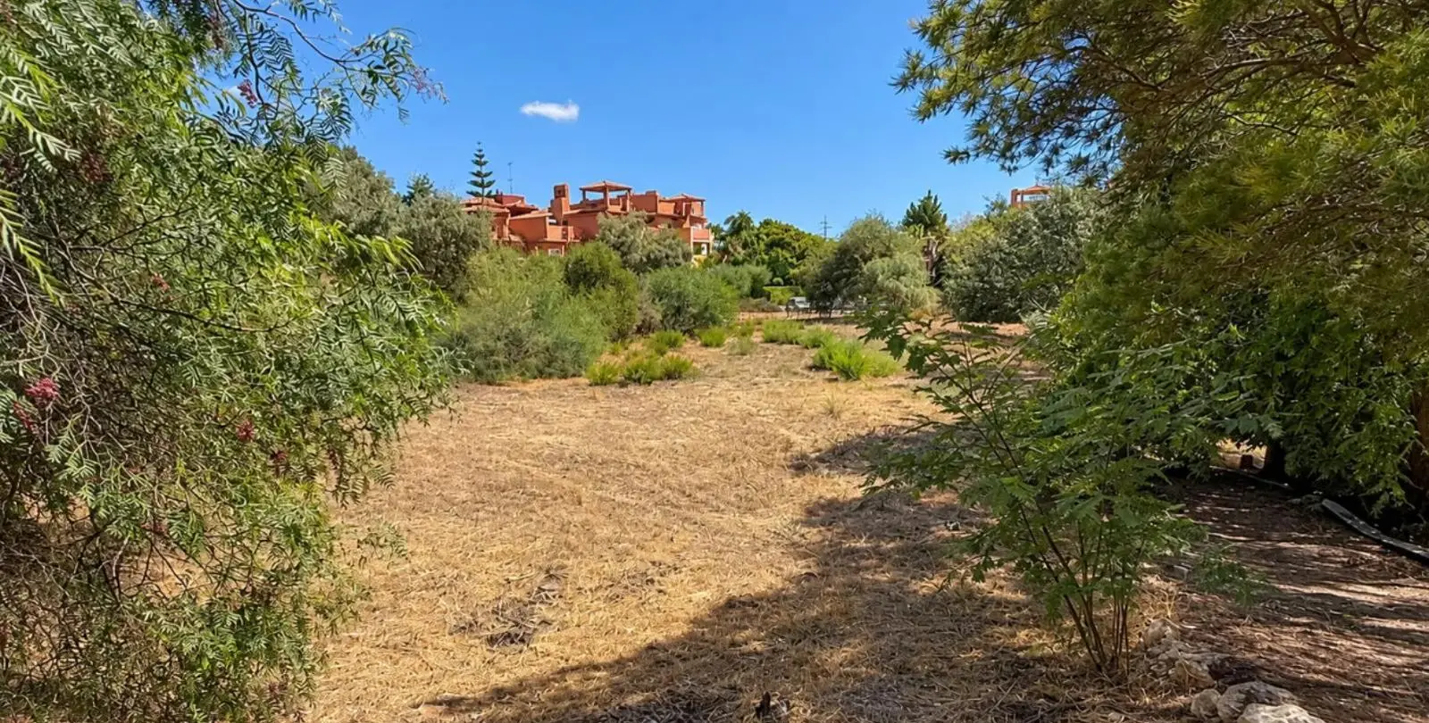 Venta de parcela residencial en Las Chapas 1