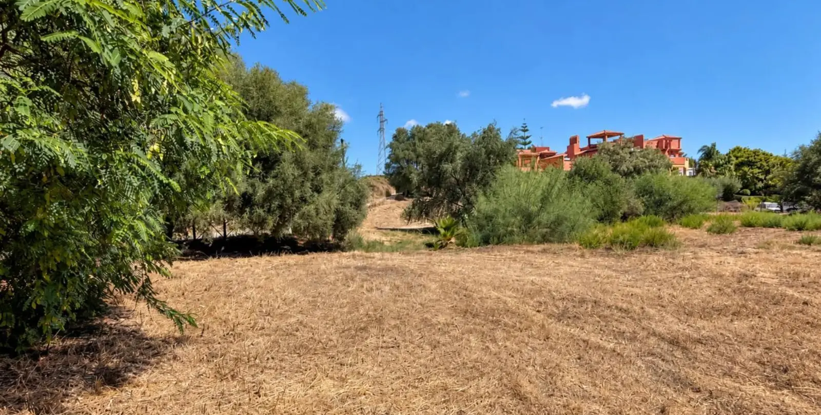 Venta de parcela residencial en Las Chapas 3