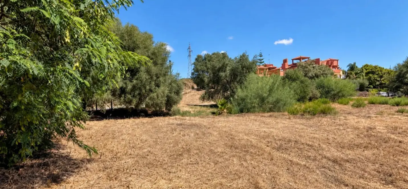 Venta de parcela residencial en Las Chapas 2