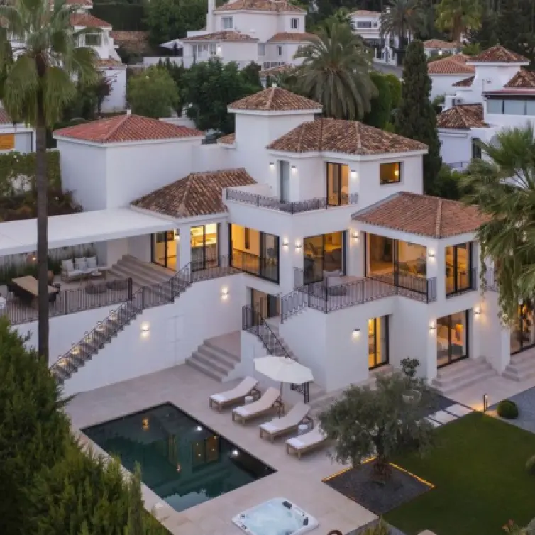 Venta de villa independiente en Nueva Andalucía