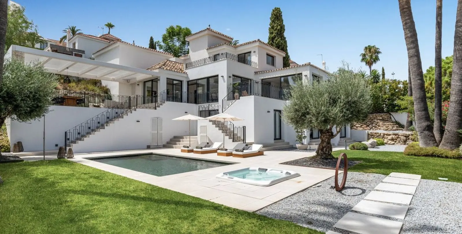 Venta de villa independiente en Nueva Andalucía 19