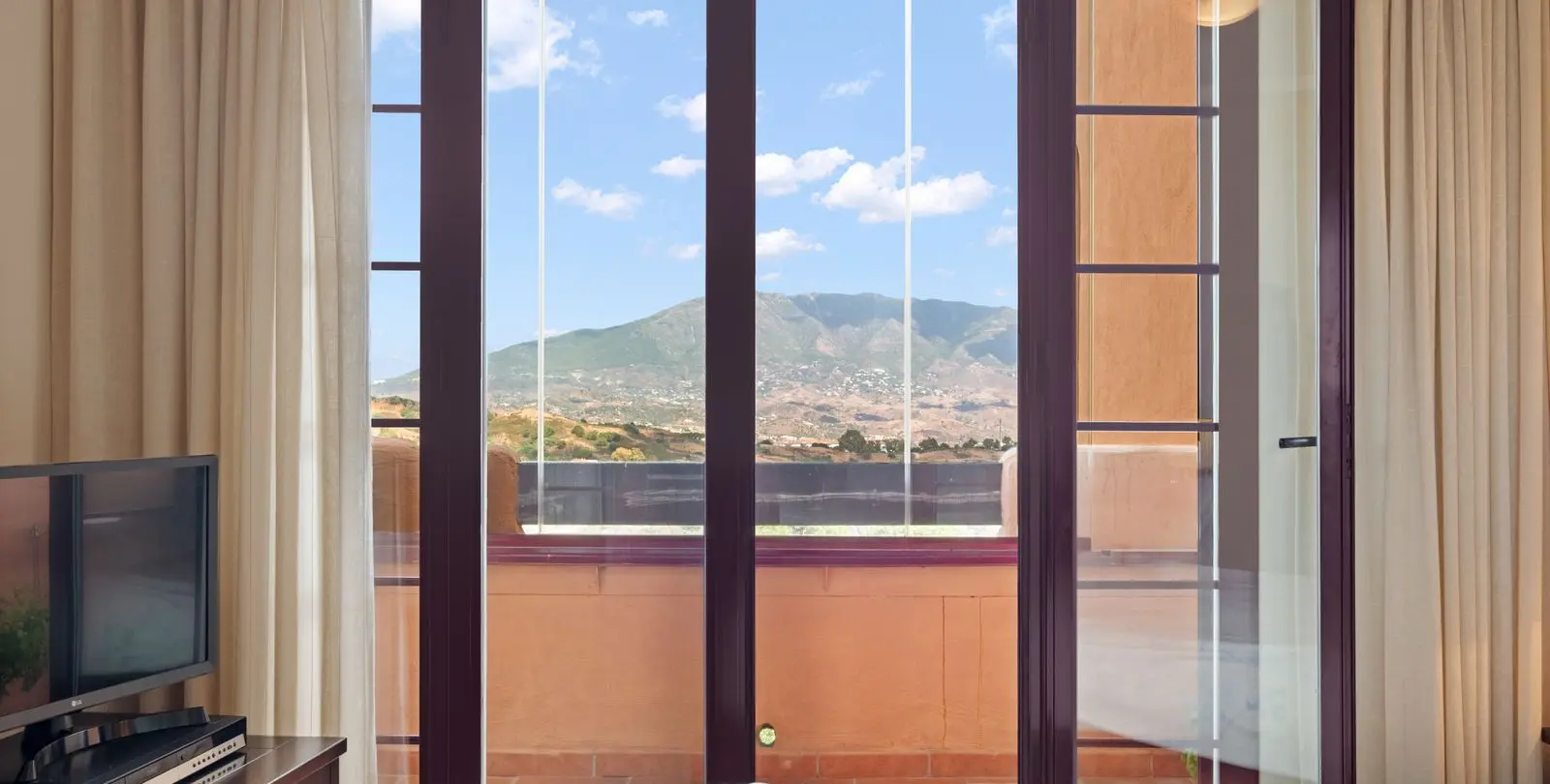 Sale of middle floor apartment in La Mairena 27