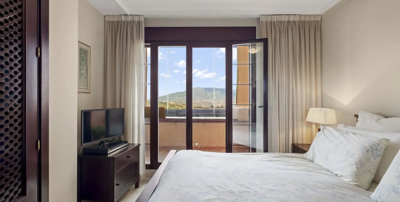 Sale of middle floor apartment in La Mairena 28