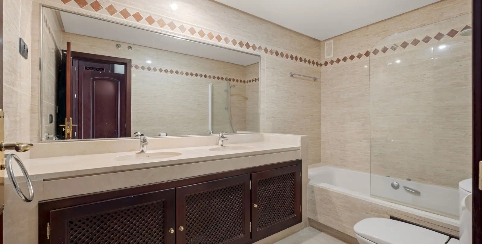 Sale of middle floor apartment in La Mairena 30