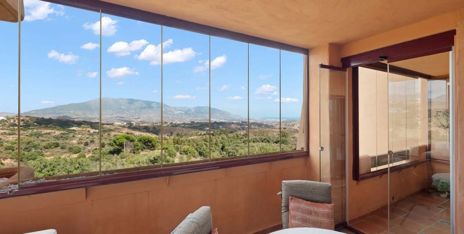 Sale of middle floor apartment in La Mairena 35