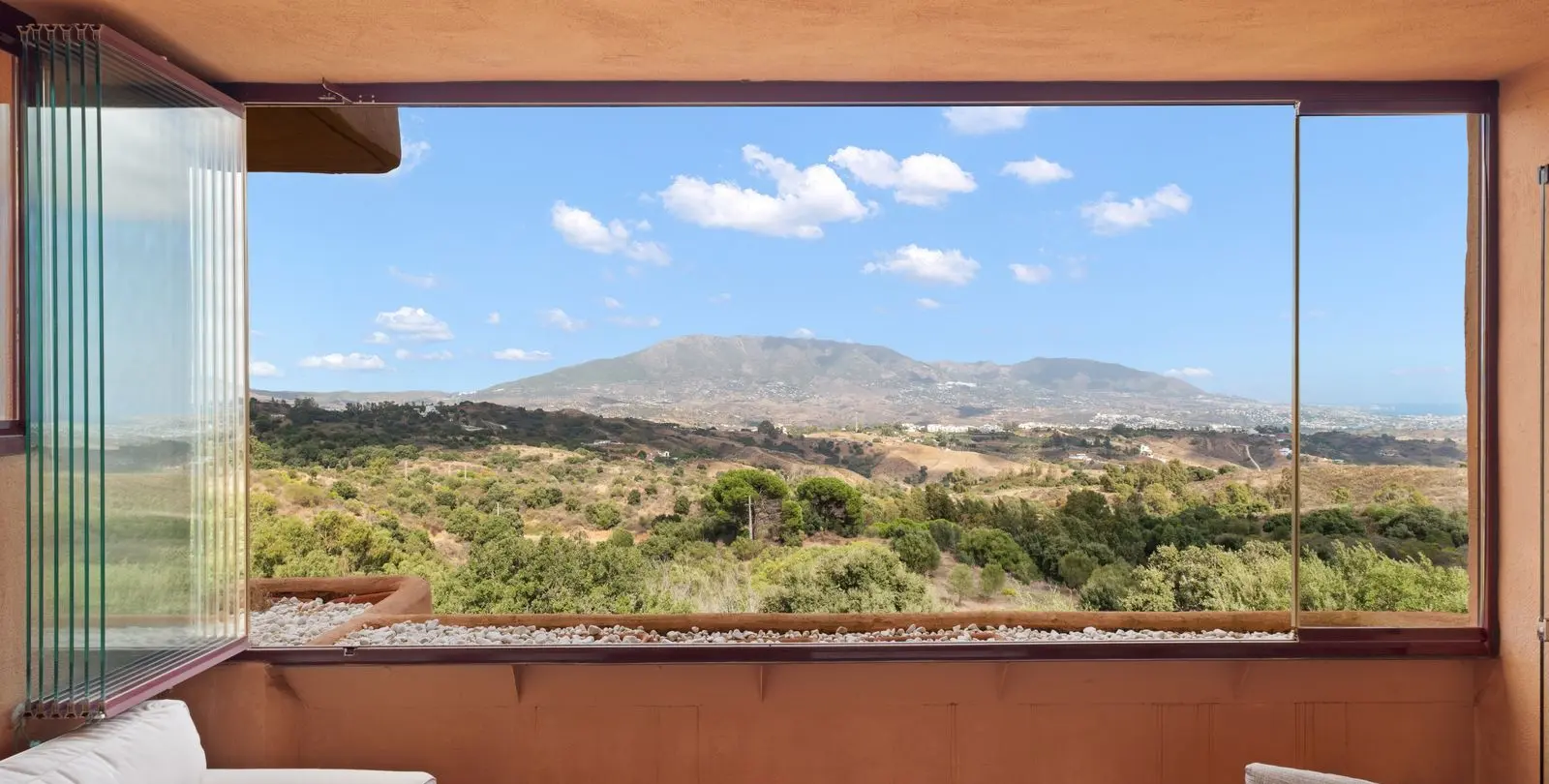 Sale of middle floor apartment in La Mairena 37