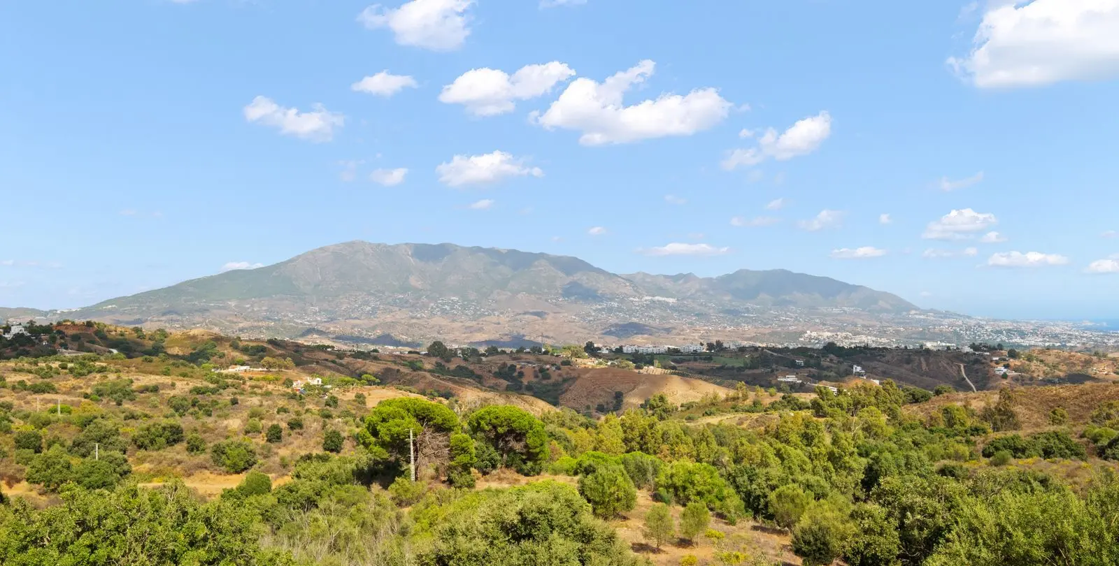 Sale of middle floor apartment in La Mairena 40