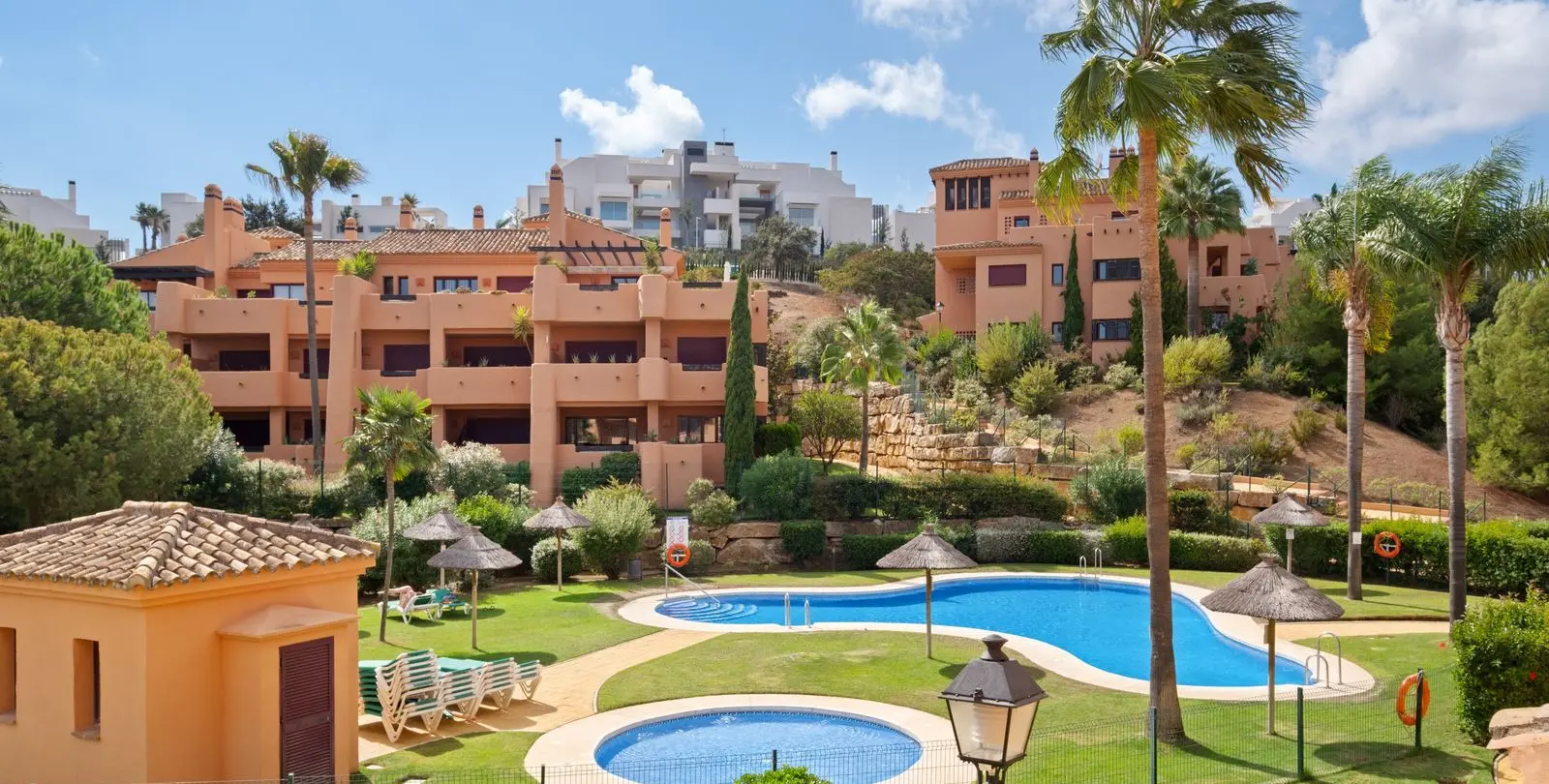 Sale of middle floor apartment in La Mairena 42