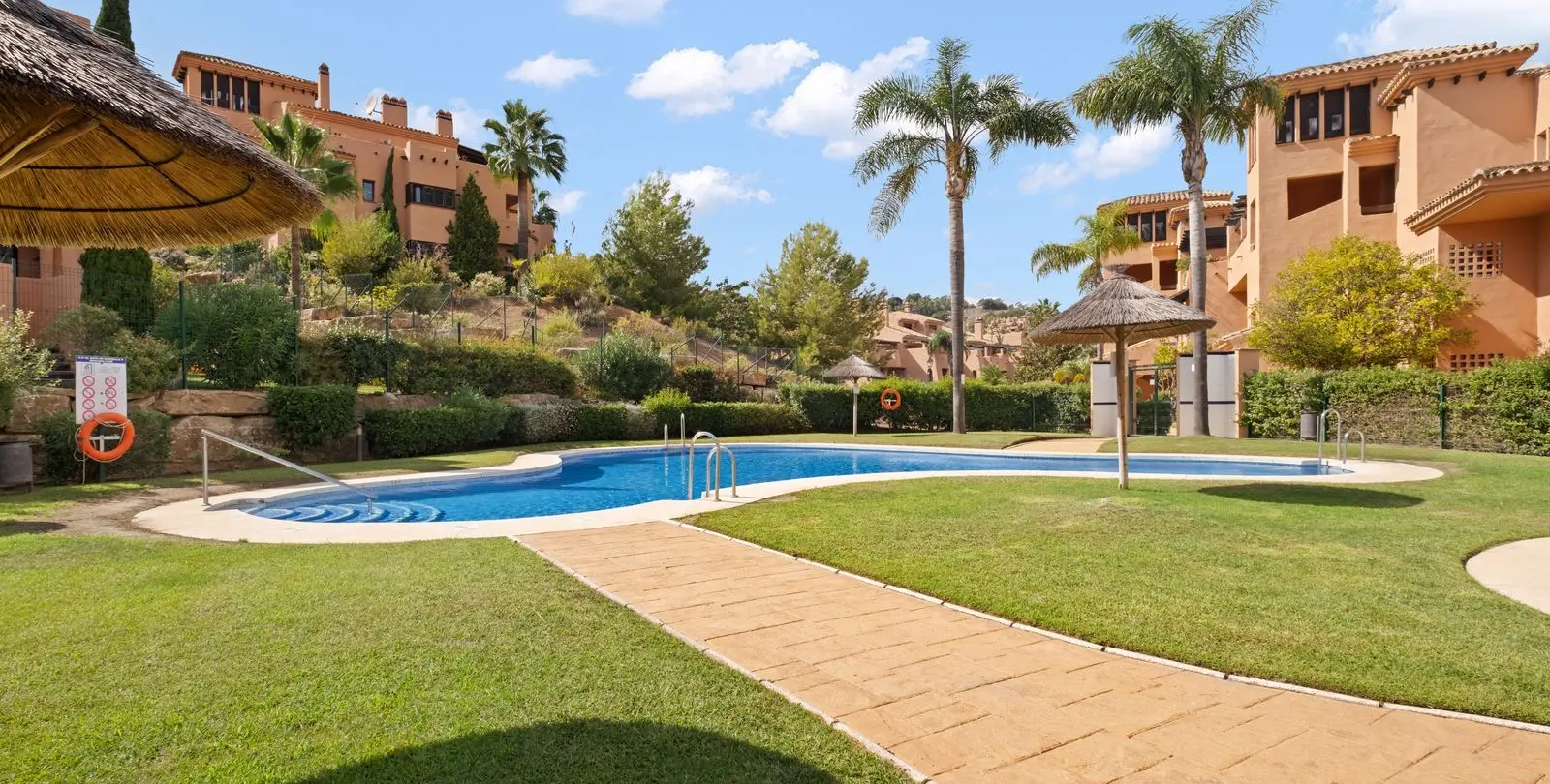 Sale of middle floor apartment in La Mairena 43