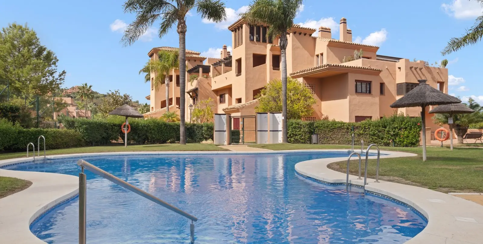 Sale of middle floor apartment in La Mairena 44