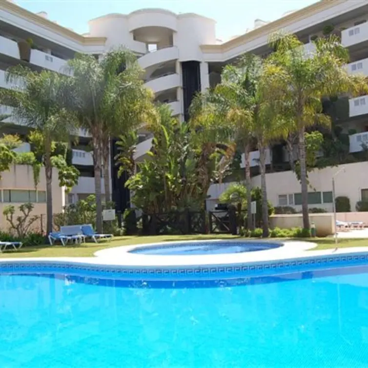 Sale of middle floor apartment in Puerto Banús