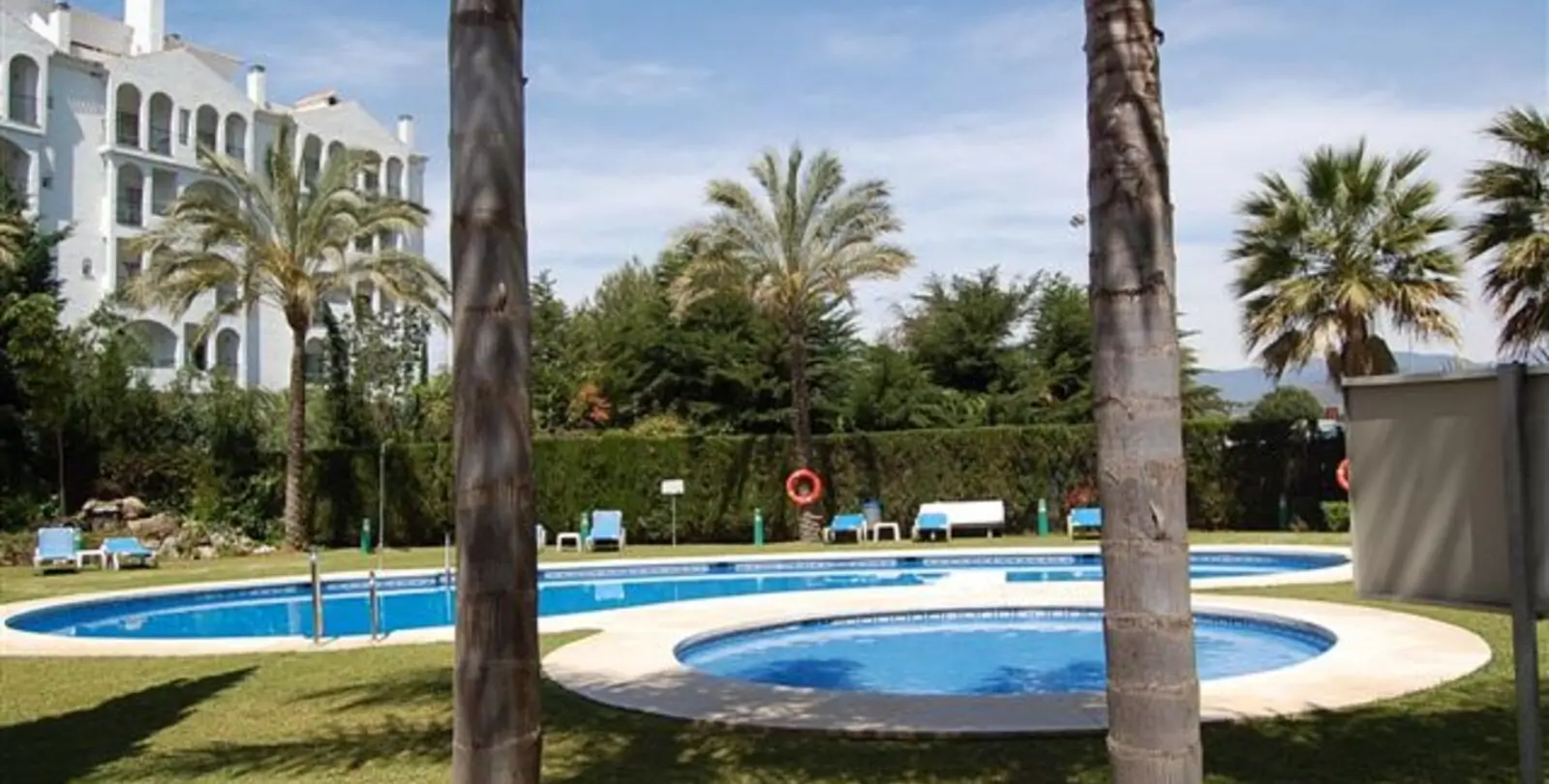 Sale of middle floor apartment in Puerto Banús 2