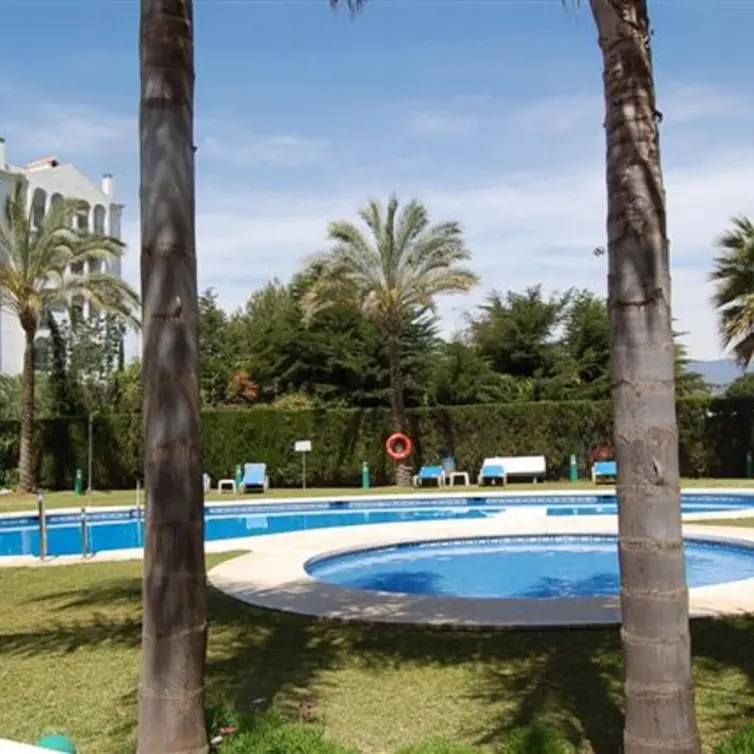 Sale of middle floor apartment in Puerto Banús