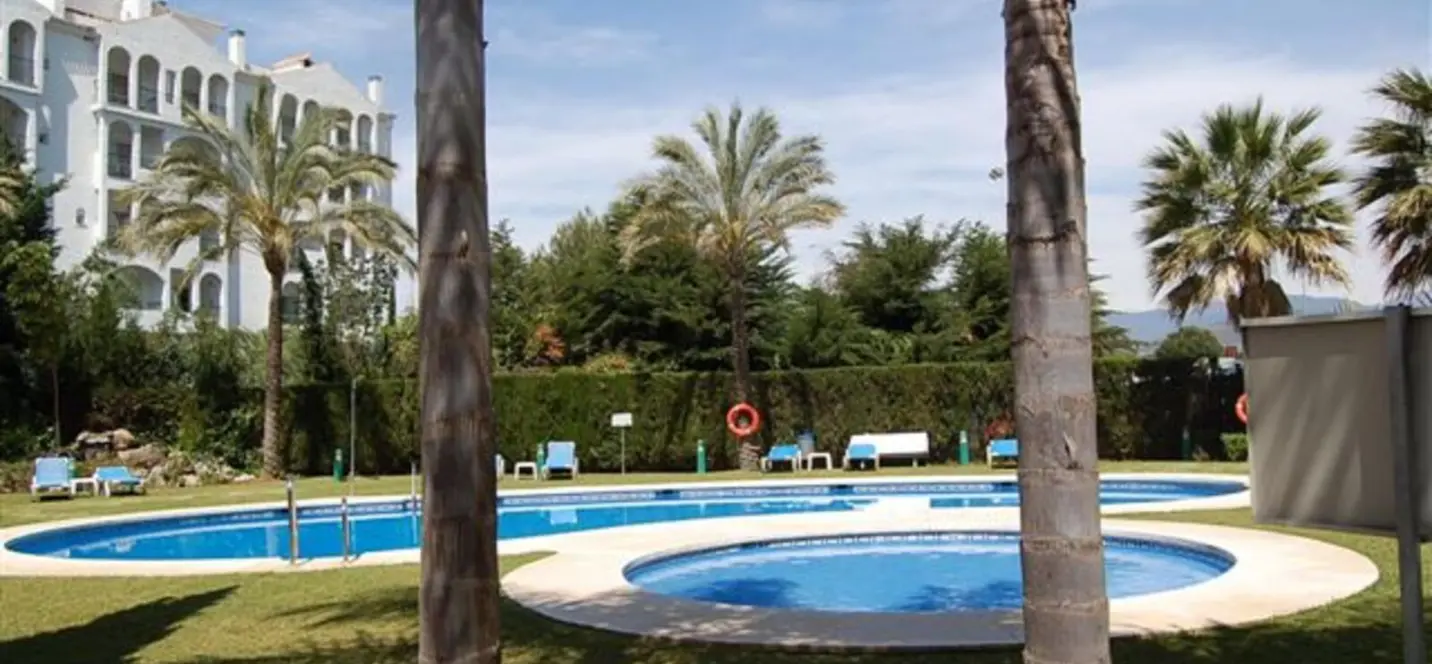 Sale of middle floor apartment in Puerto Banús 1