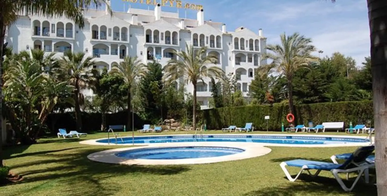 Sale of middle floor apartment in Puerto Banús 6