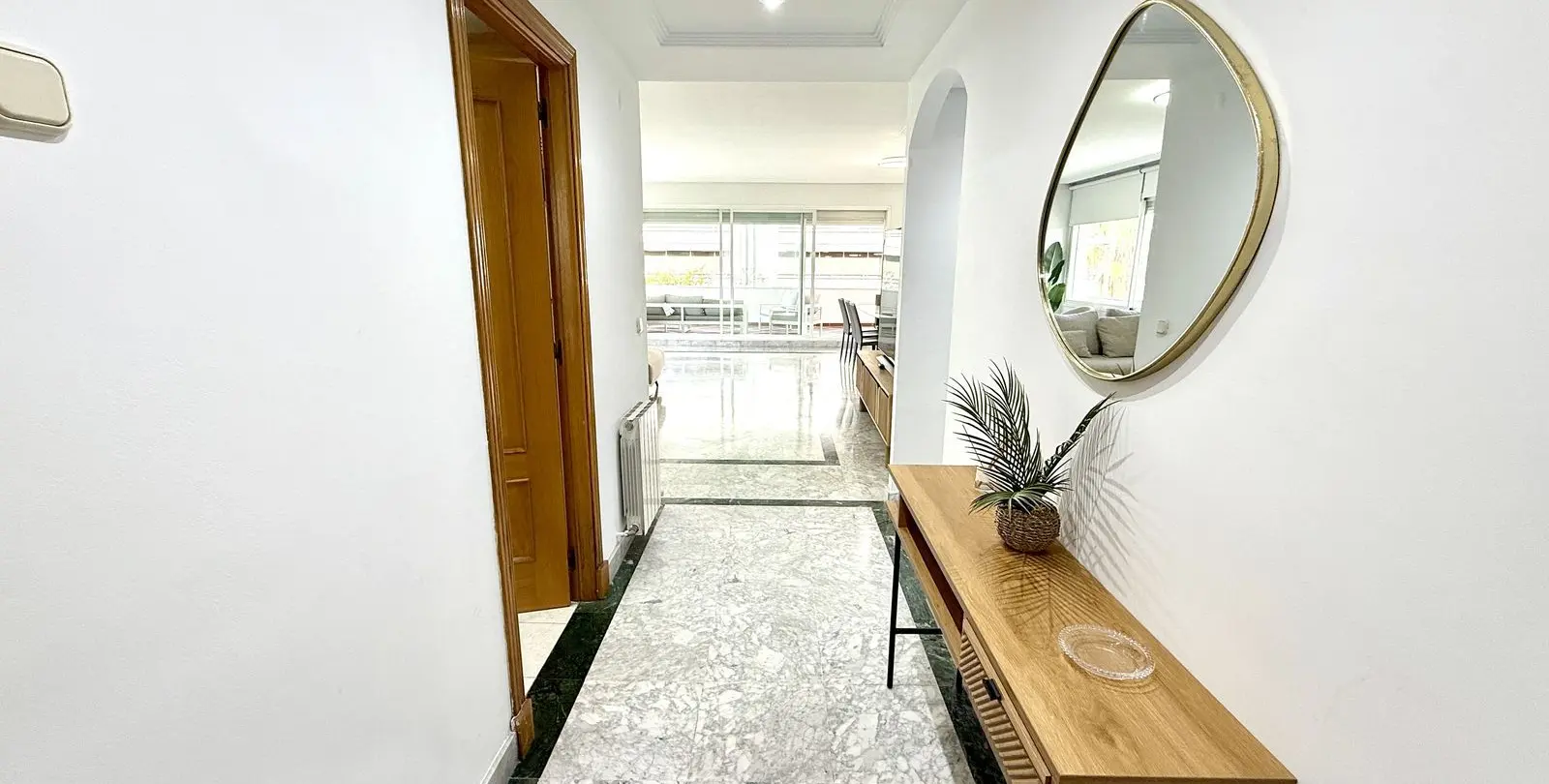 Sale of middle floor apartment in Puerto Banús 8