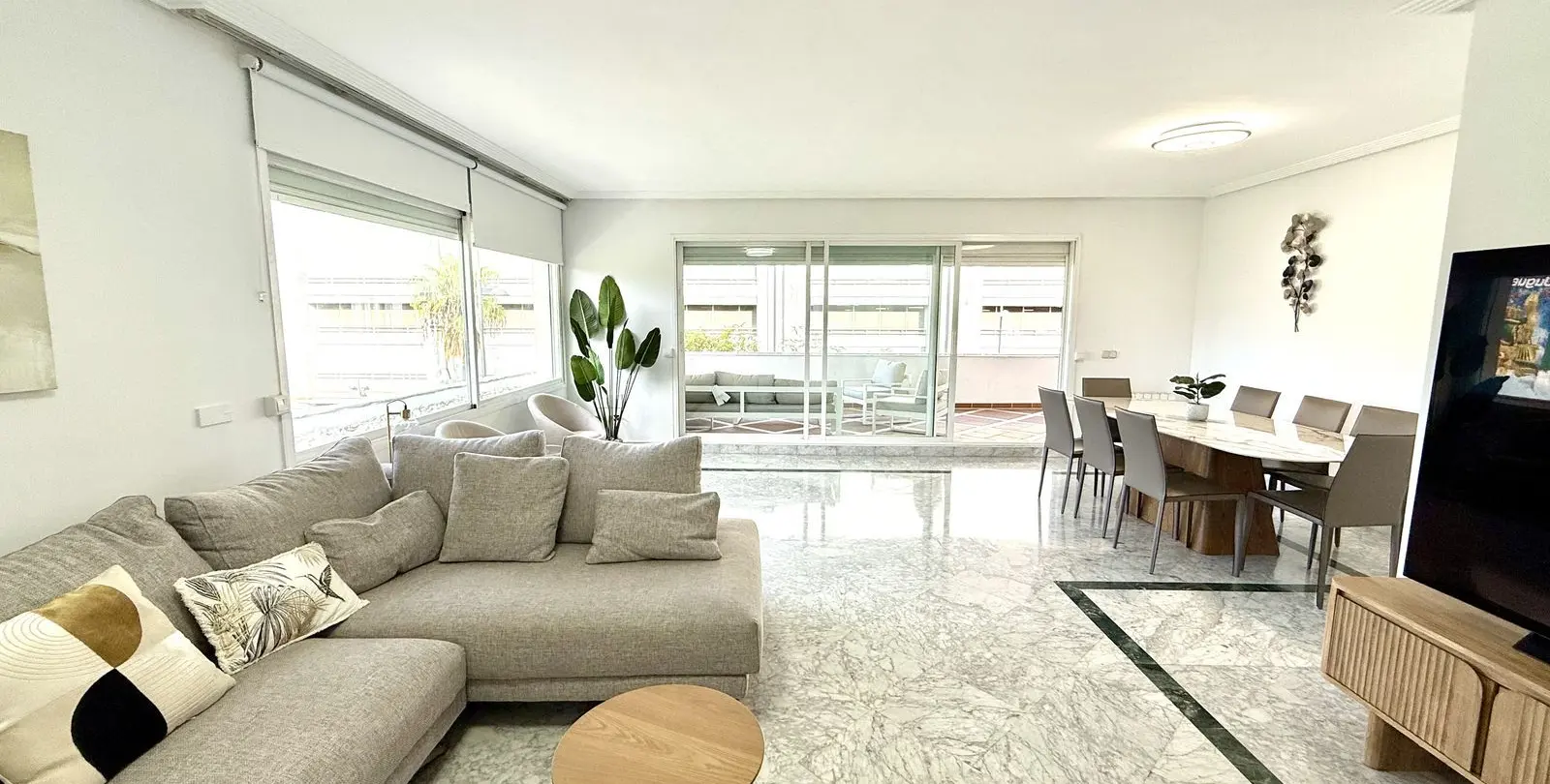 Sale of middle floor apartment in Puerto Banús 10