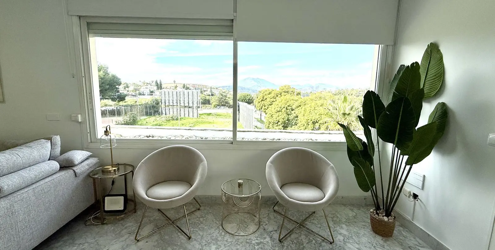 Sale of middle floor apartment in Puerto Banús 13