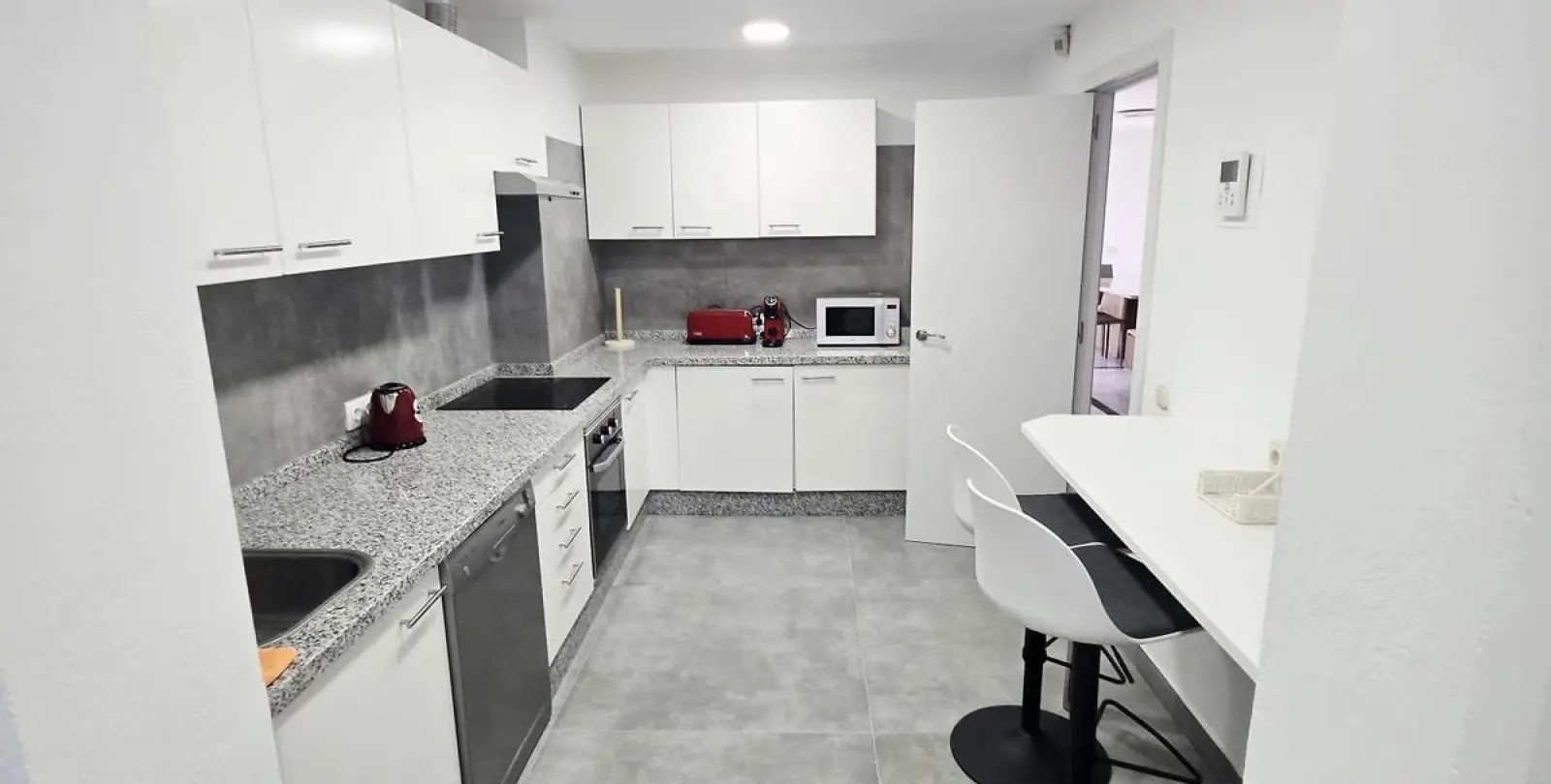Sale of middle floor apartment in Puerto Banús 20