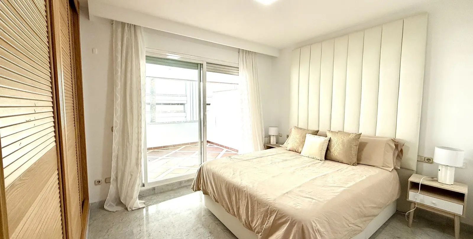 Sale of middle floor apartment in Puerto Banús 21