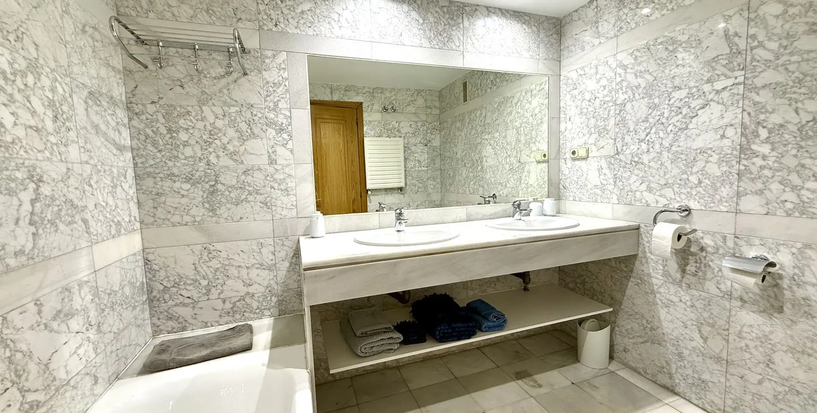 Sale of middle floor apartment in Puerto Banús 22