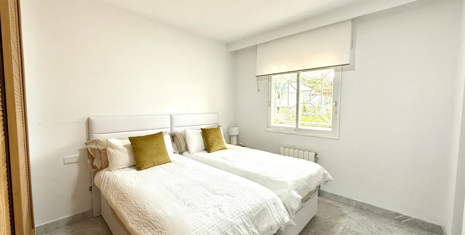 Sale of middle floor apartment in Puerto Banús 23