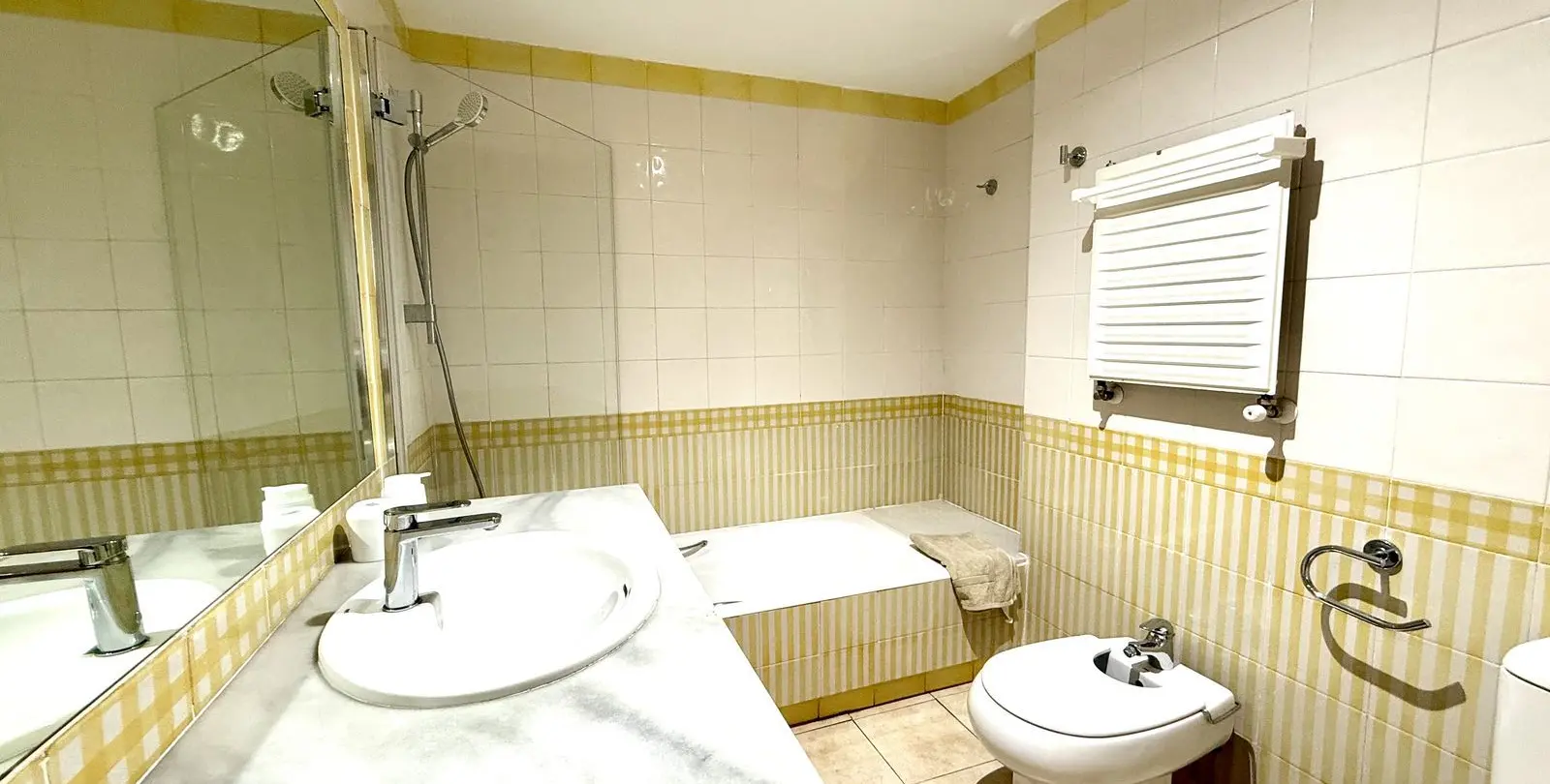 Sale of middle floor apartment in Puerto Banús 26