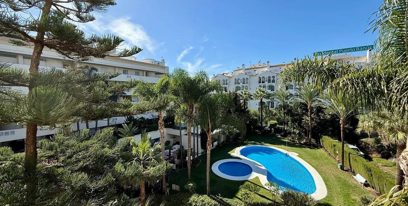 Sale of middle floor apartment in Puerto Banús 27