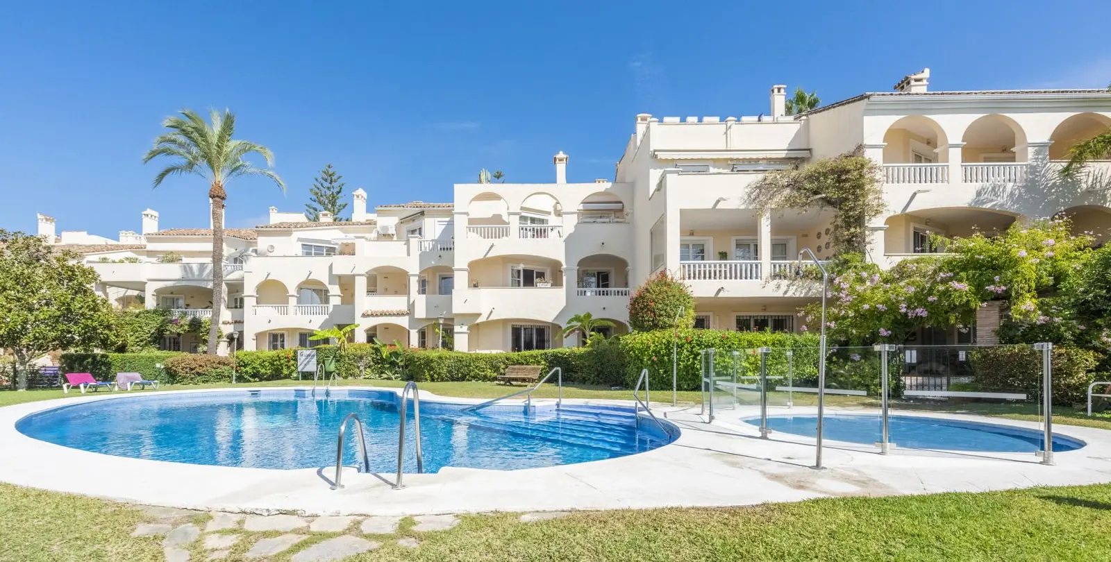 Venta de apartamento en planta media en Estepona 1