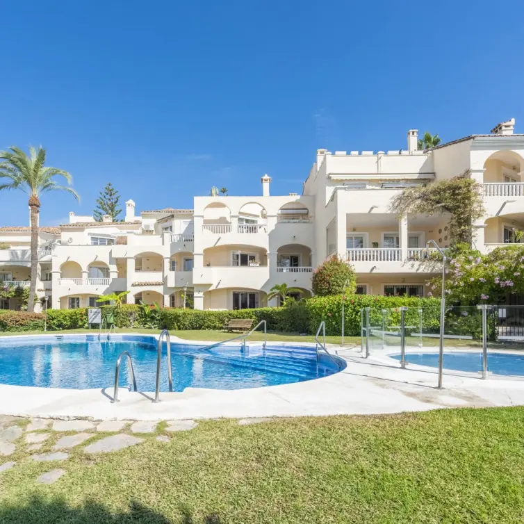 Sale of middle floor apartment in Estepona