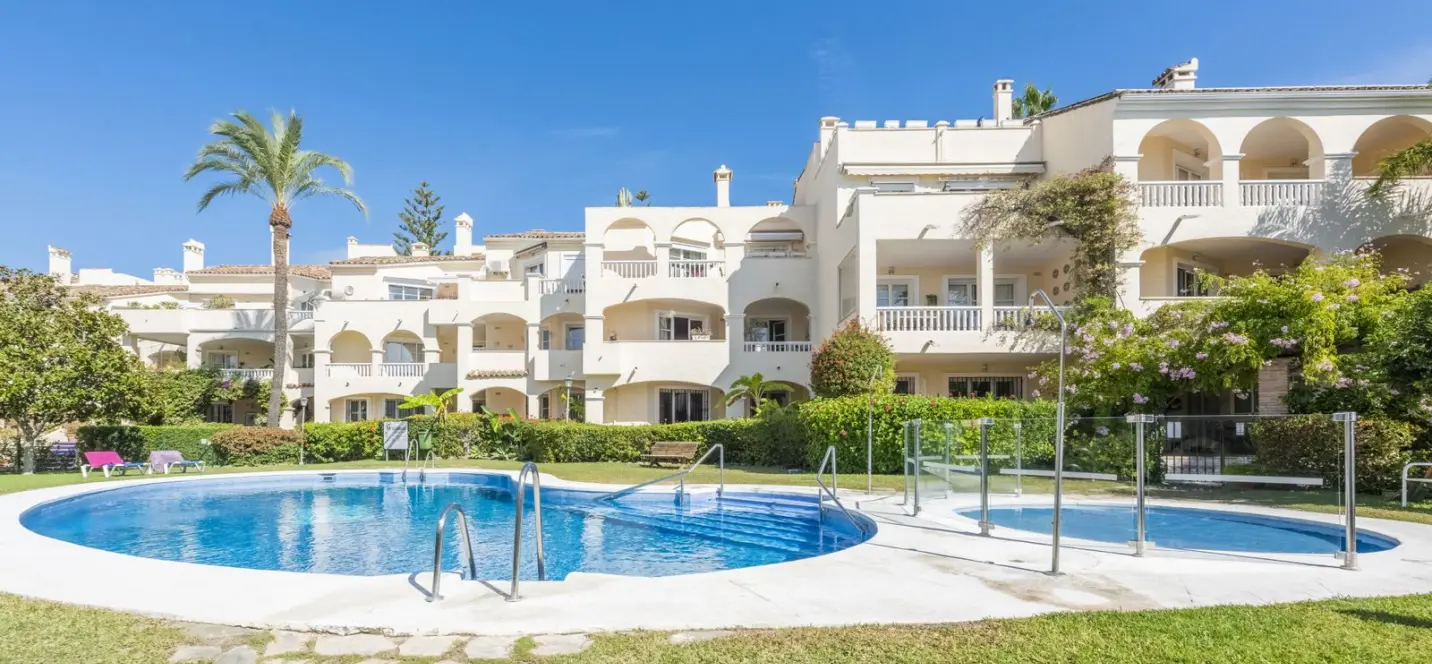 Sale of middle floor apartment in Estepona 0