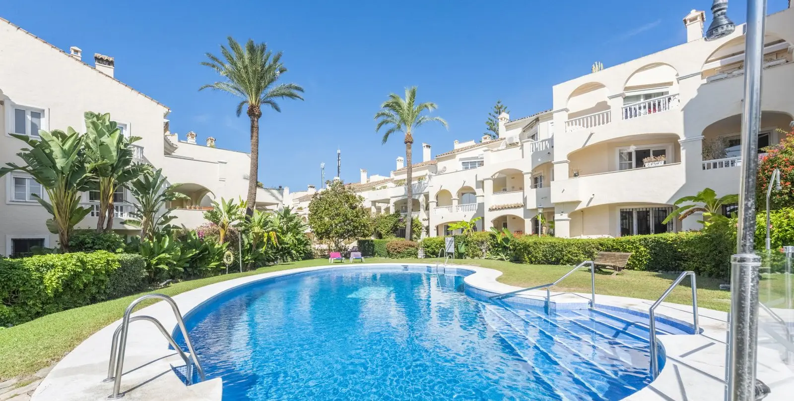 Venta de apartamento en planta media en Estepona 2