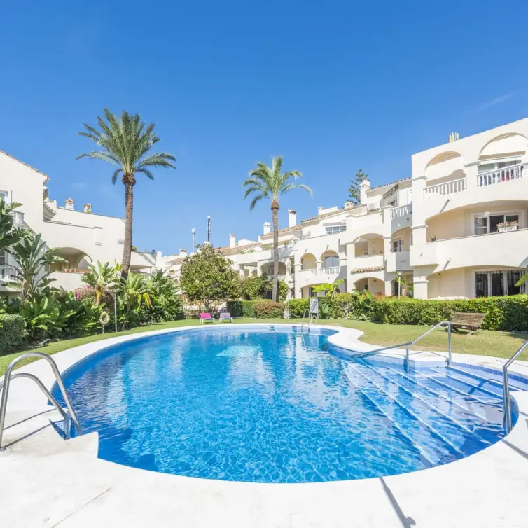 Sale of middle floor apartment in Estepona