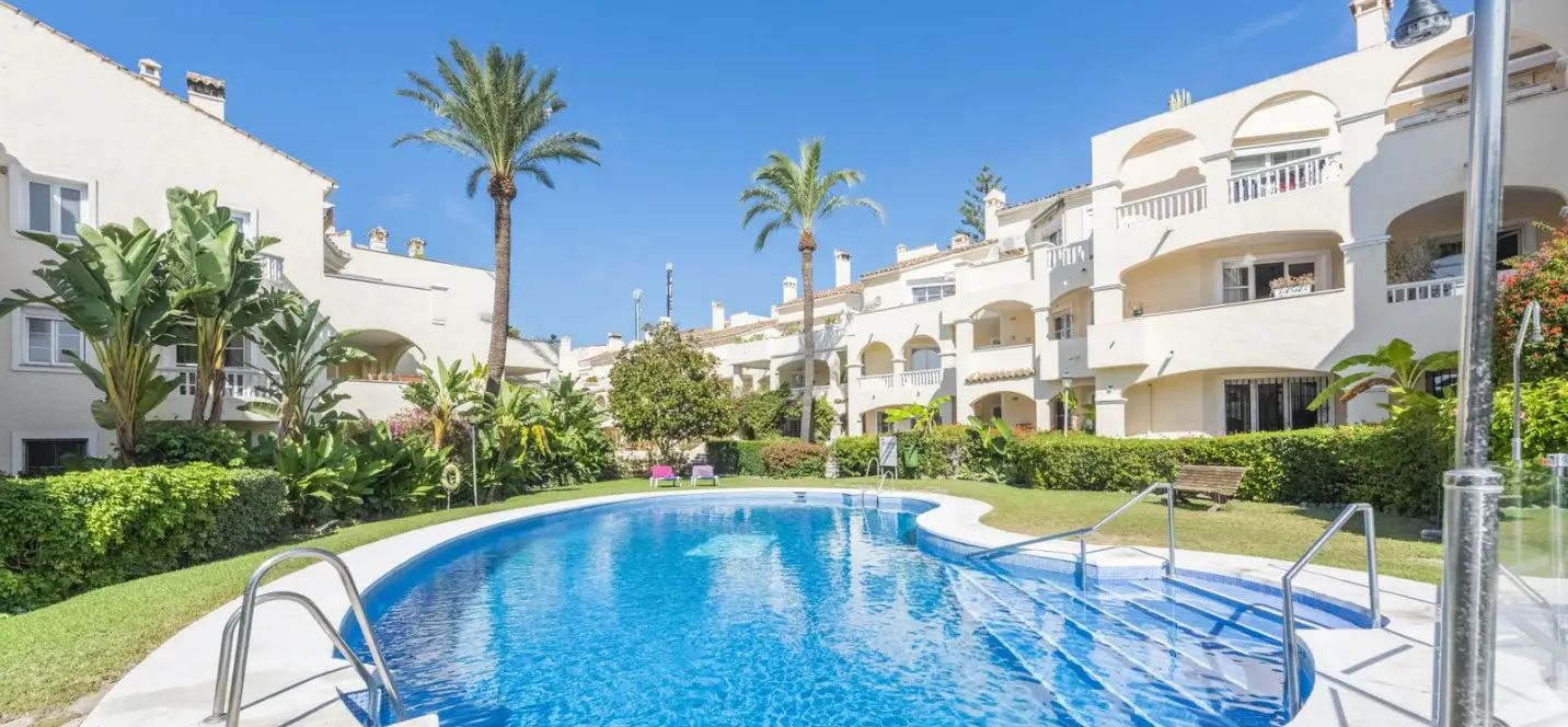 Sale of middle floor apartment in Estepona 1