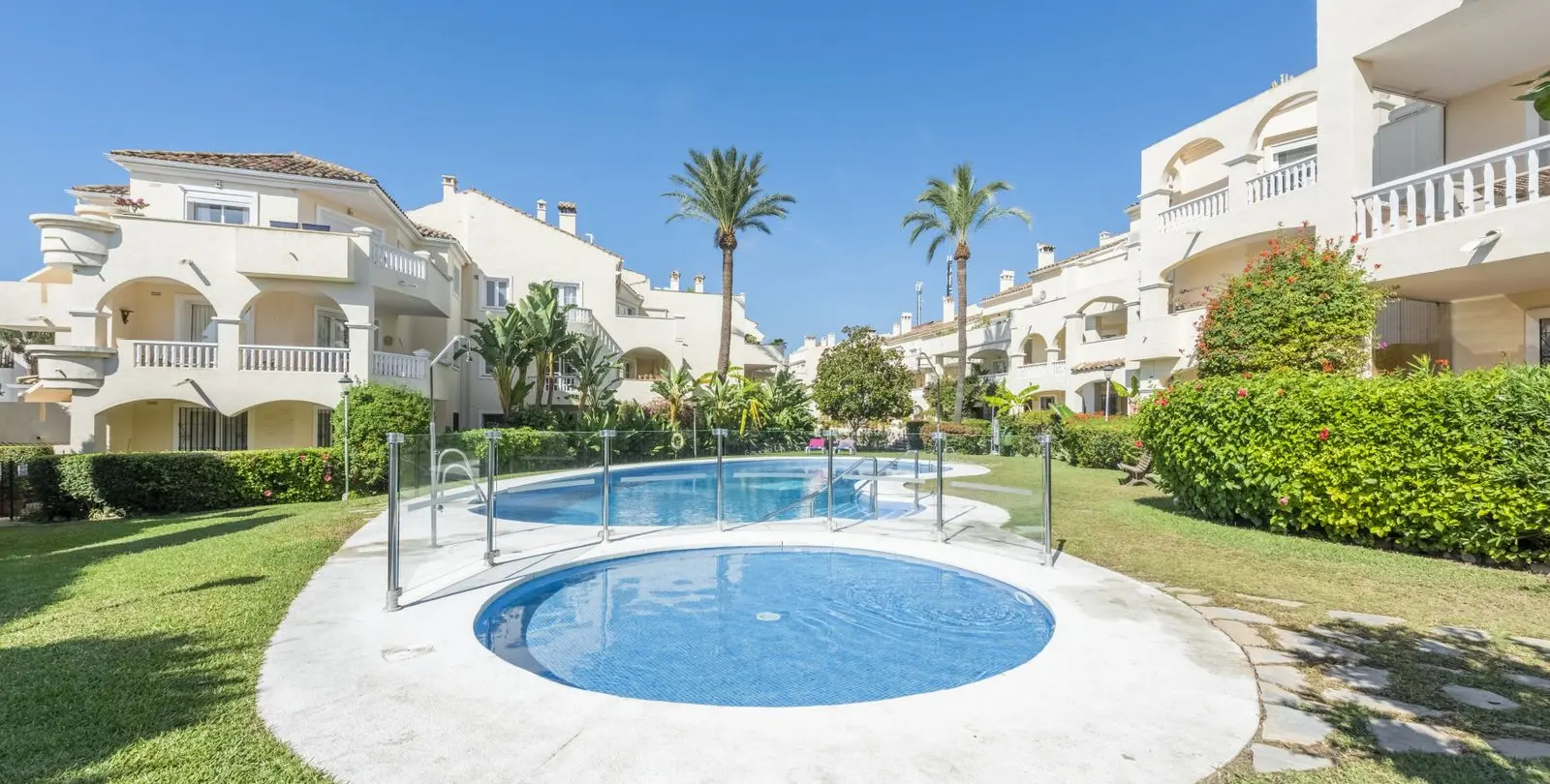Venta de apartamento en planta media en Estepona 3