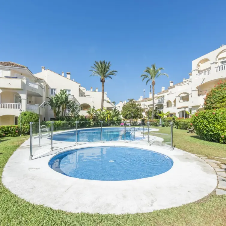 Sale of middle floor apartment in Estepona
