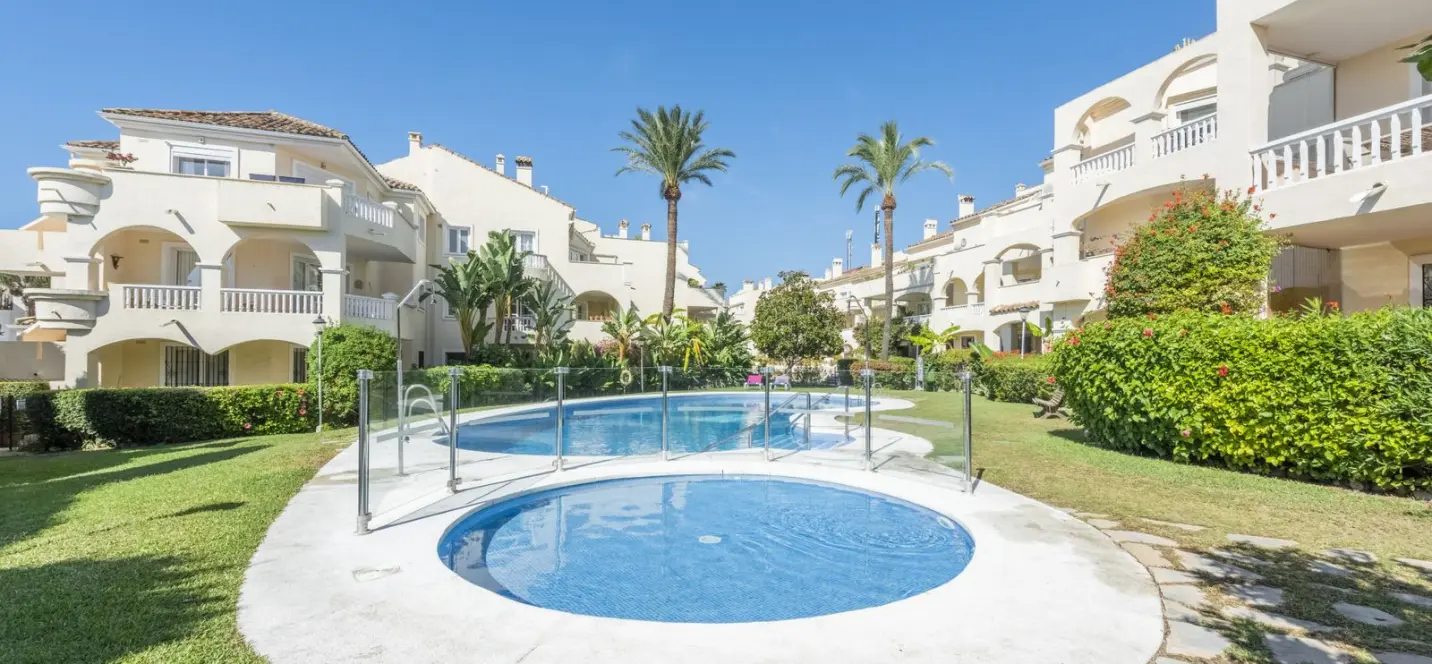 Sale of middle floor apartment in Estepona 2
