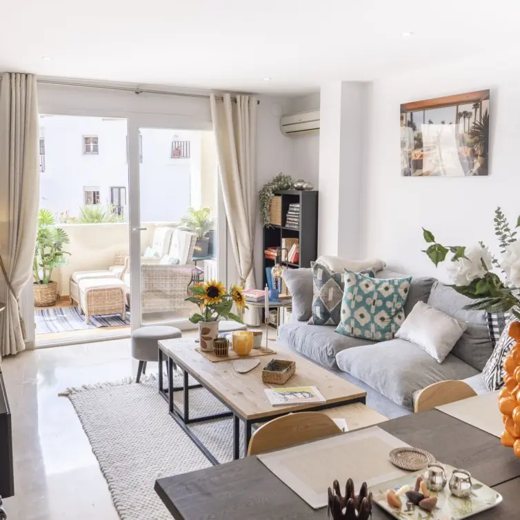 Sale of middle floor apartment in Estepona