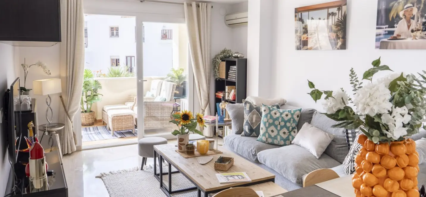Sale of middle floor apartment in Estepona 3