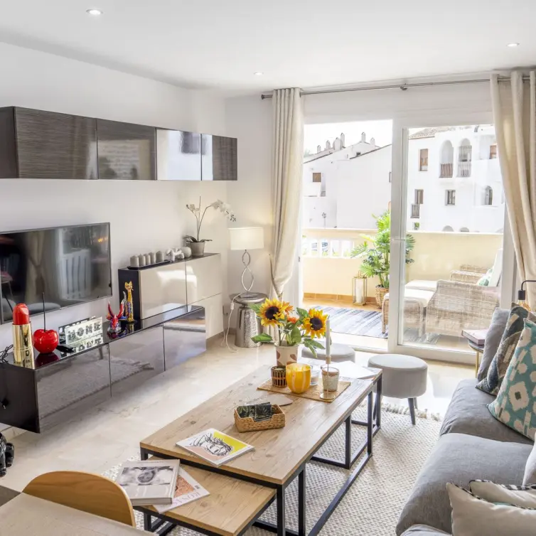 Sale of middle floor apartment in Estepona