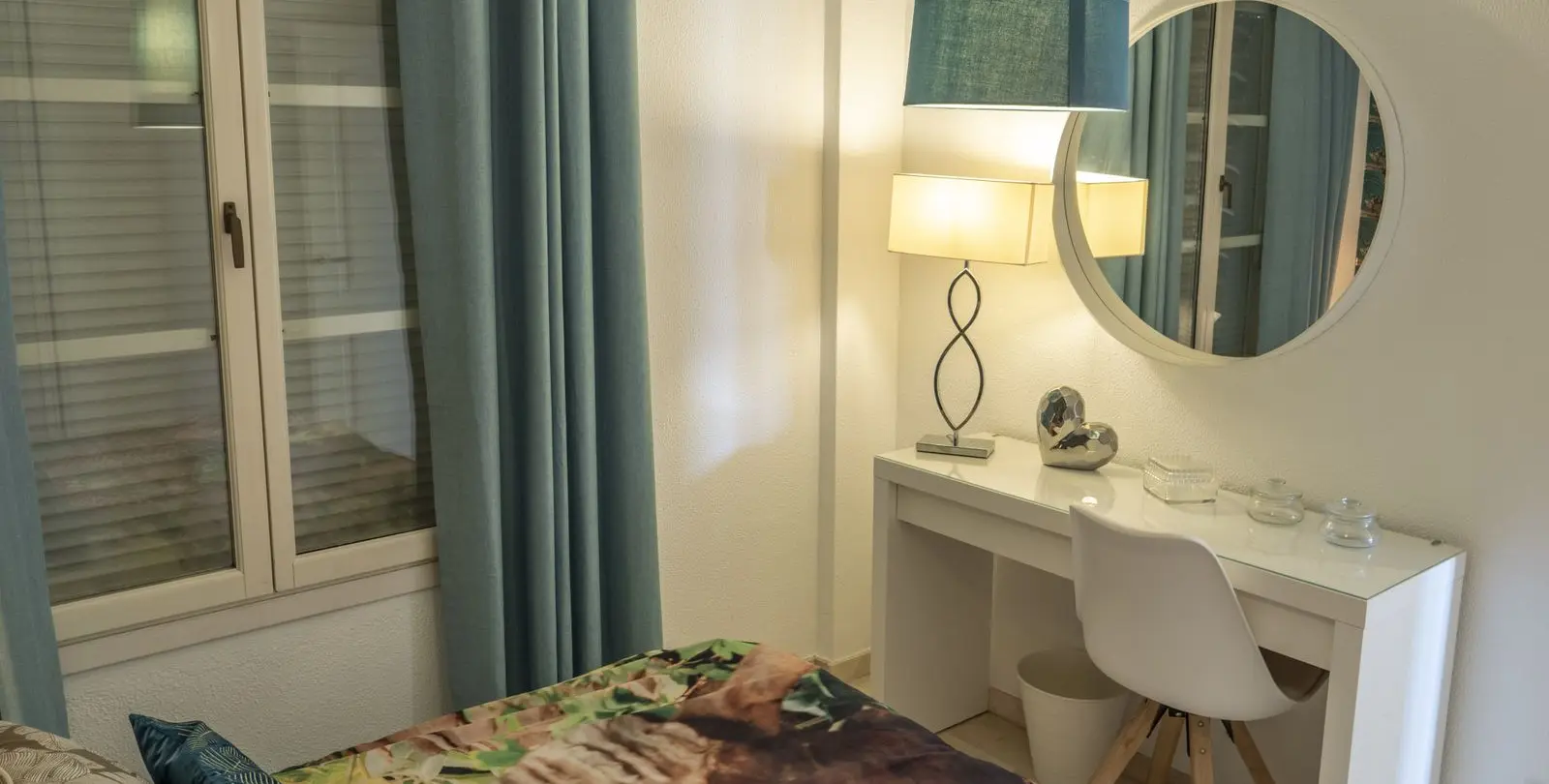 Venta de apartamento en planta media en Estepona 26