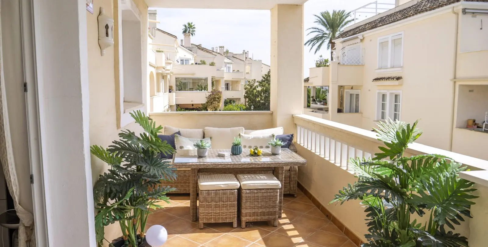 Venta de apartamento en planta media en Estepona 37