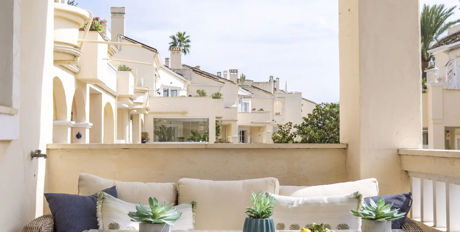 Venta de apartamento en planta media en Estepona 39