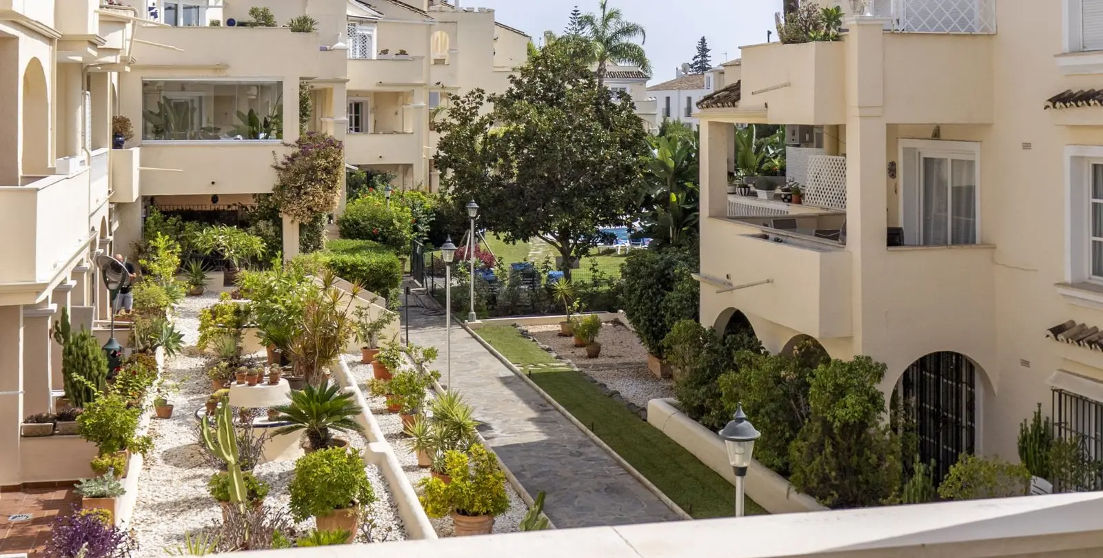 Venta de apartamento en planta media en Estepona 40