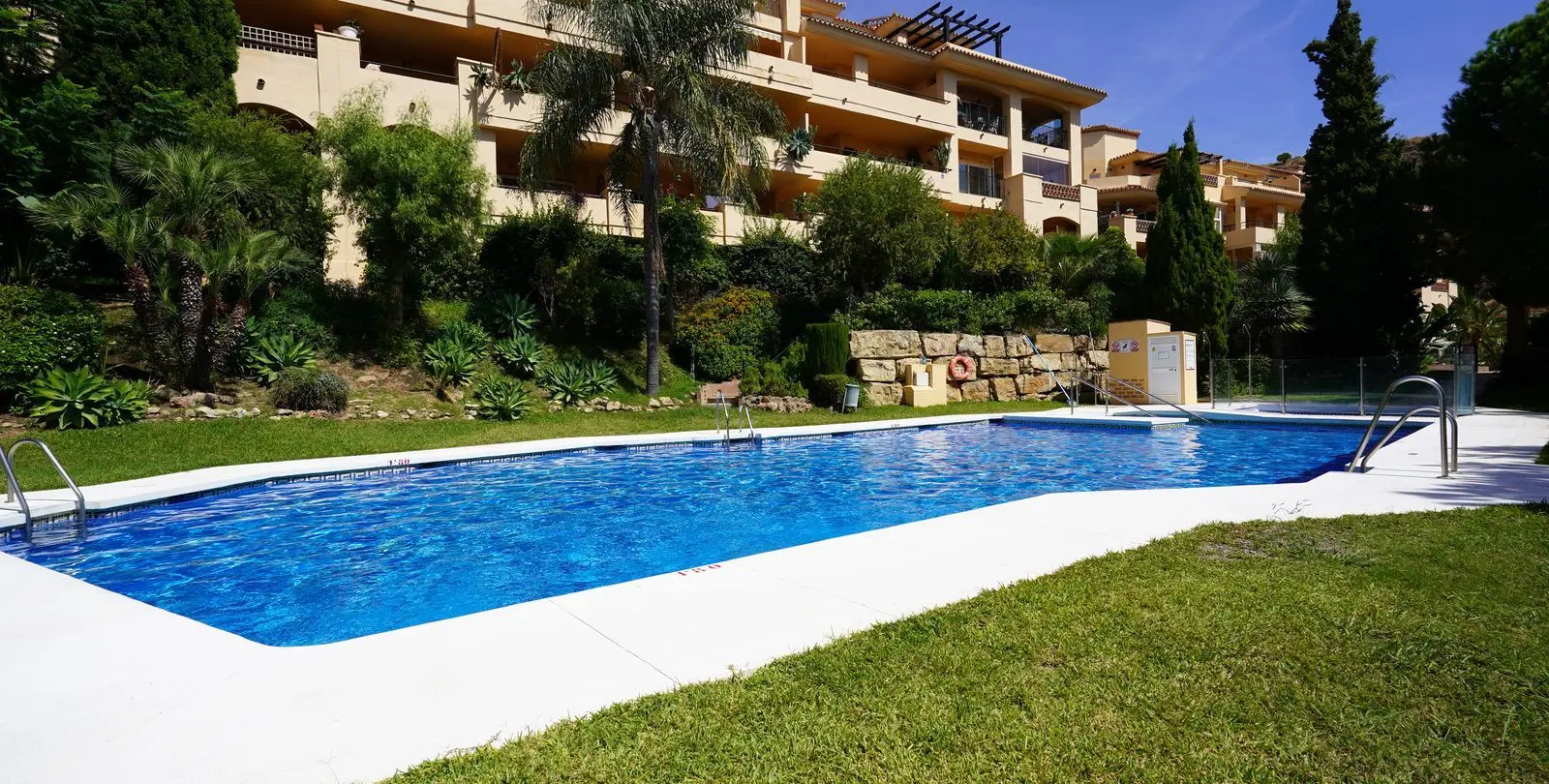 Sale of middle floor apartment in Calahonda 1