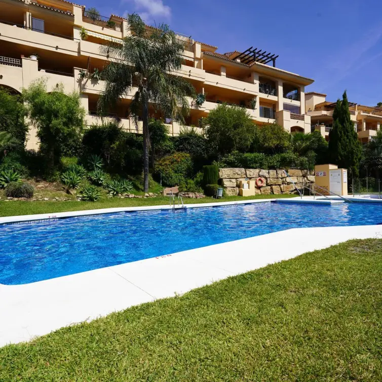 Sale of middle floor apartment in Calahonda