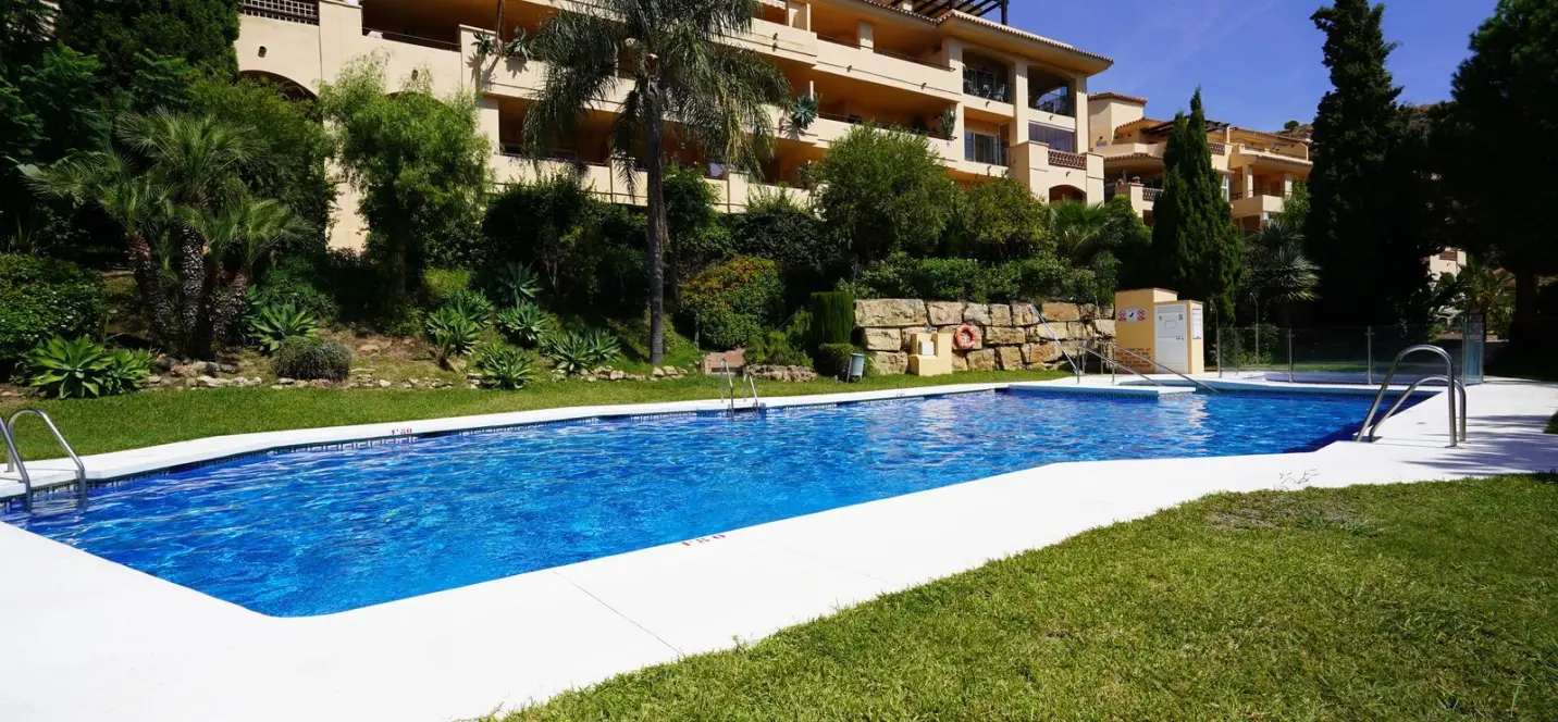 Sale of middle floor apartment in Calahonda 0