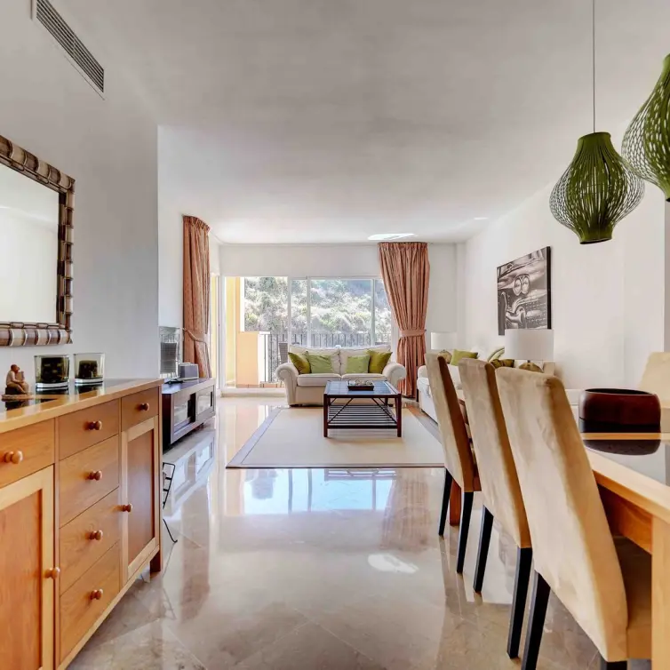 Sale of middle floor apartment in Calahonda