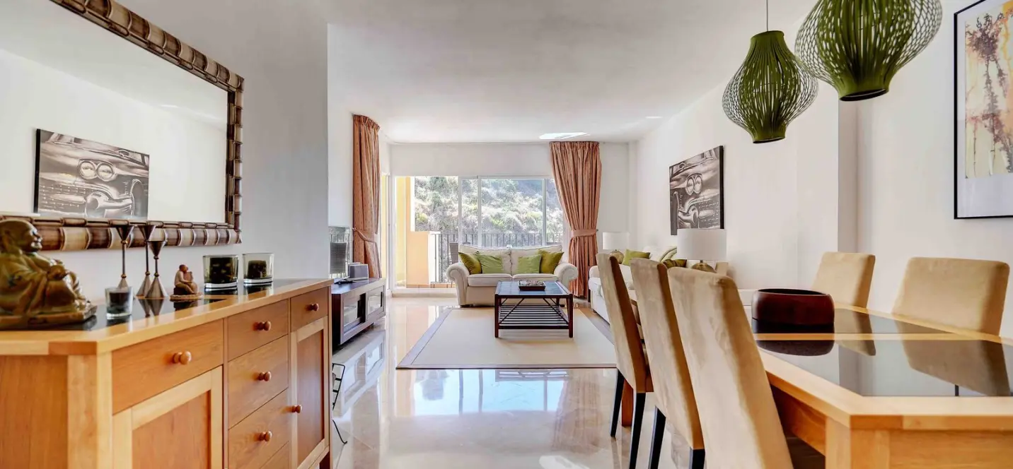 Sale of middle floor apartment in Calahonda 1