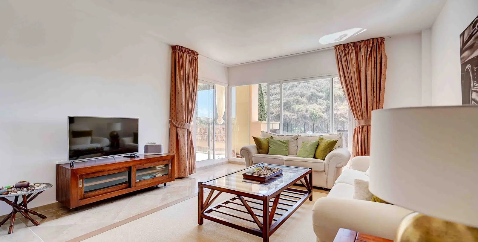 Sale of middle floor apartment in Calahonda 3